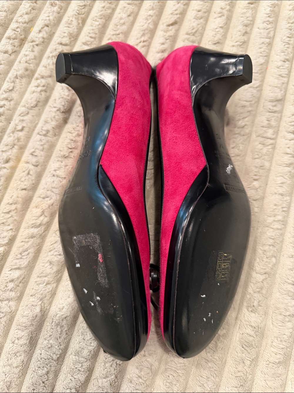 Marc Jacobs Fuchsia Suede Kitten Heels with Black Trim - Picture 3 of 4